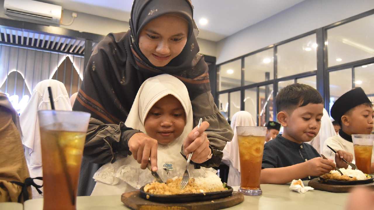 Tradisi menyantuni anak yatim di bulan Muharram berakar kuat dari ajaran Islam yang memuliakan anak yatim. Foto: Repro bantusesama.co