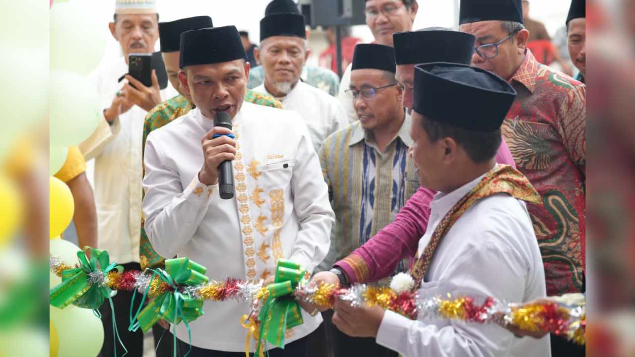 Bupati Konawe, Yusran Akbar, didampingi jajaran pengurus Yayasan Ummusshabri Kendari, melakukan pemotongan pita peresmian Gedung Madrasah Ummusshabri Cabang Unaaha yang dirangkaikan dengan peringatan Tahun Baru Islam 1448 Hijriah, Sabtu (27/6/2026). Foto: