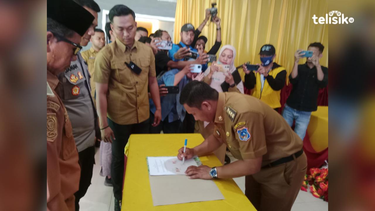 Bupati Muna Barat, La Ode Darwin, menandatangani naskah peluncuran Gerakan Peduli Sayang Anak di Kecamatan Wadaga, Senin (15/6/2026). Foto: Aldin/Telisik