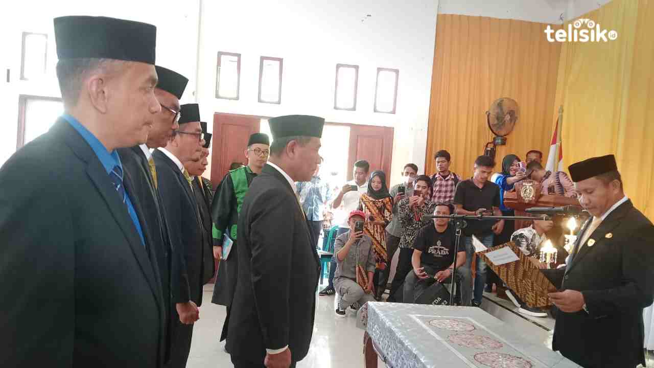 Bupati Muna Barat (Mubar) La Ode Darwin membacakan sumpah jabatan pada Sekda dan 5 kepala OPD Mubar saat proses pelatikan, Kamis (4/6/2026).  Foto: Aldin/Telisik