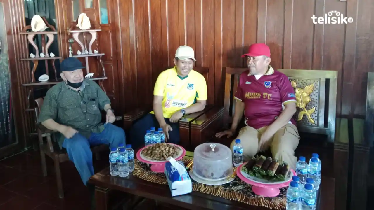 Bupati Mubar, La Ode Darwin, bersama Bupati Muna, Bachrun Labuta. Foto: Sunaryo/Telisik