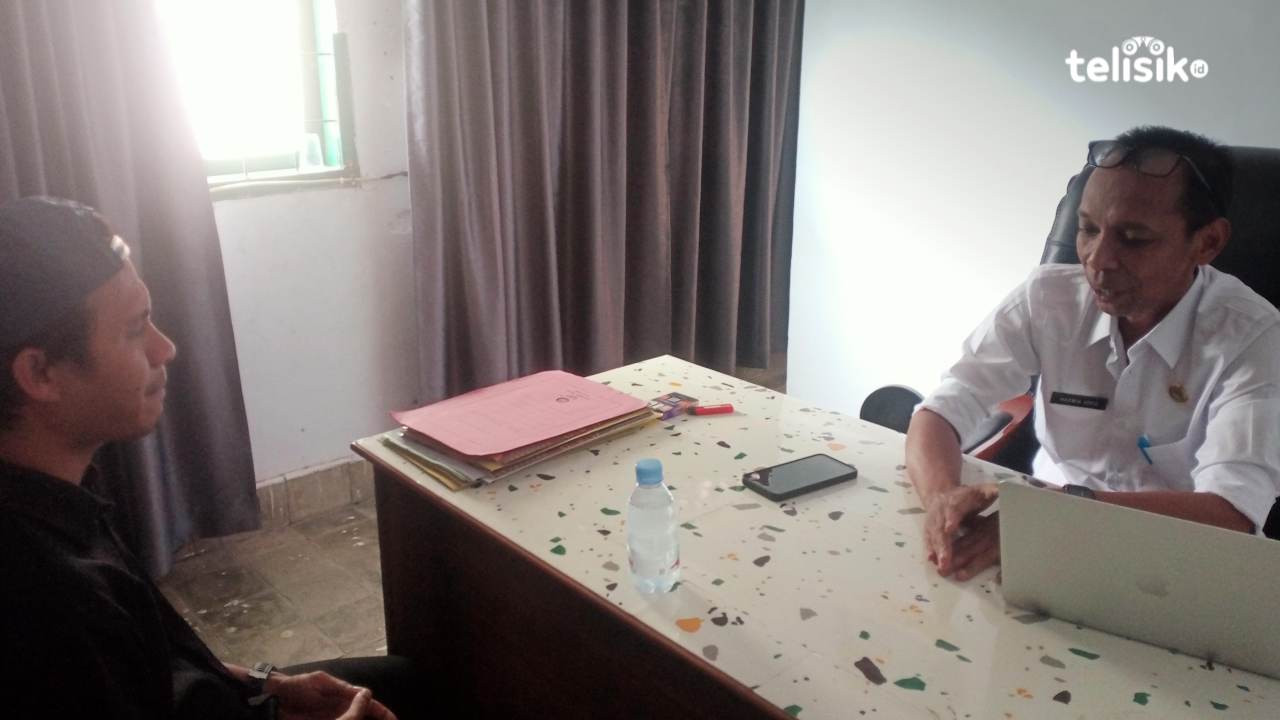 Plt Kepala BKAD Buton Selatan, Hasmin Joko, saat diwawancarai oleh awak media di ruang kerjanya, Rabu (3/6/2026). Foto: Ali Iskandar Majid/Telisik