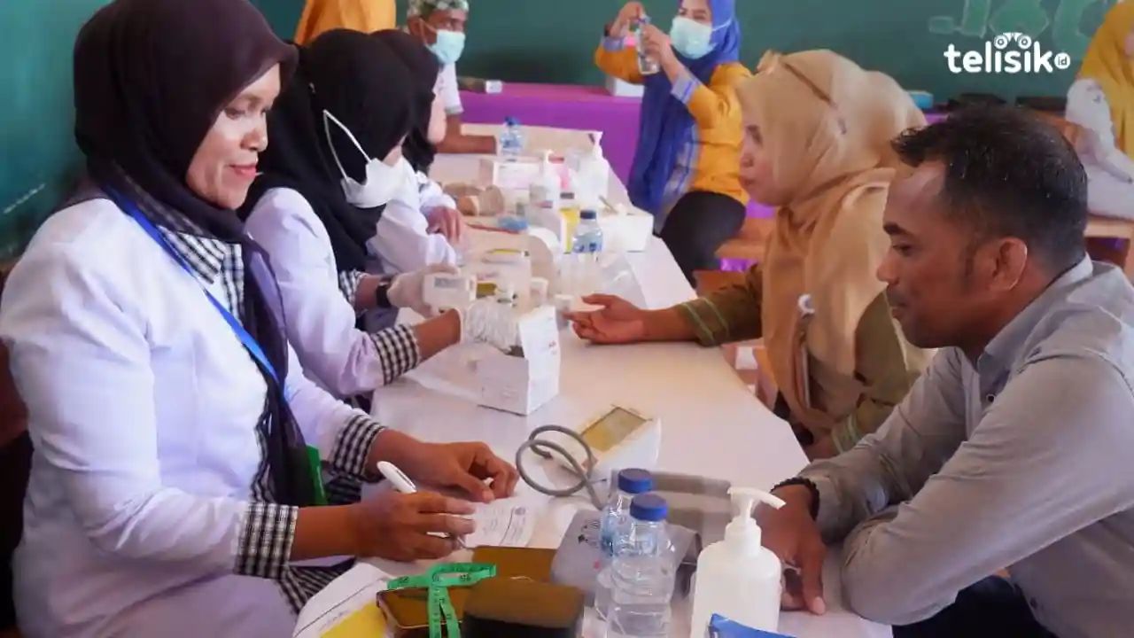 Pemeriksaan gratis oleh Dinas Kesehatan Buton Selatan di lingkungan SMPN 1 Batauga. Foto: Ali Iskandar Majid/Telisik