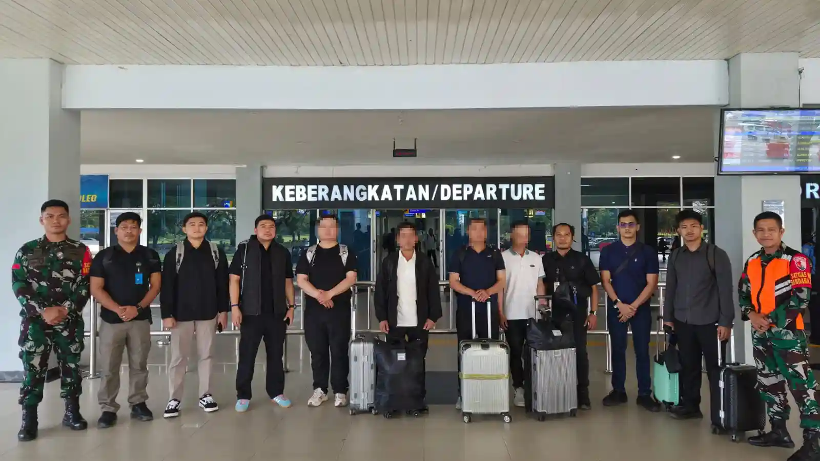 Kantor Imigrasi Kelas I TPI Kendari mendeportasi 4 warga negara asing. Foto: Ist.