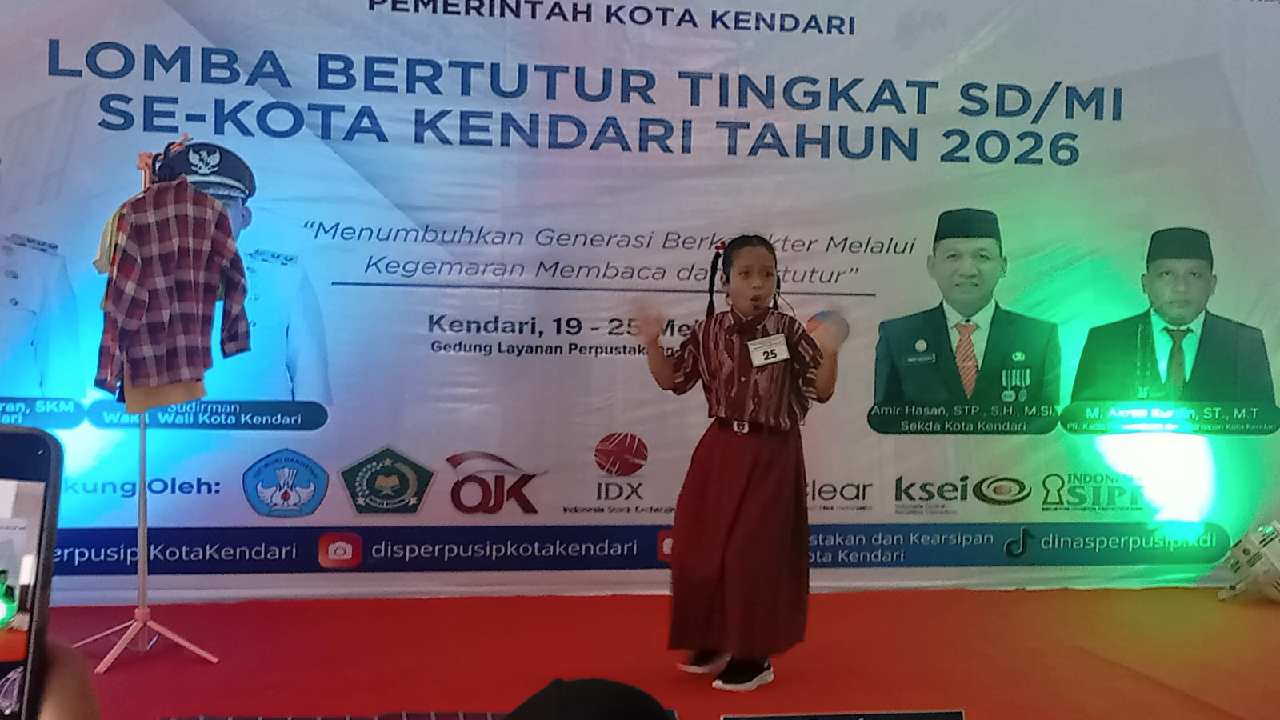 Fatimah Az Zahra tampil percaya diri di atas panggung lomba Bertutur Tingkat SD/MI se-Kota Kendari Tahun 2026. Foto: Ist.