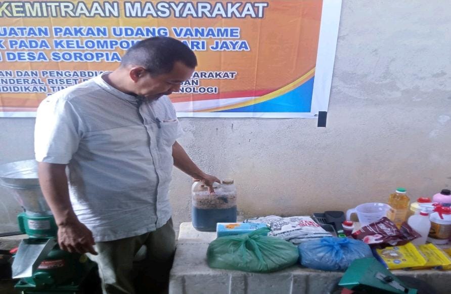 Pendampingan proses penggilingan bahan tepung ikan dan lainnya untuk udang vaname. Foto: Ist.