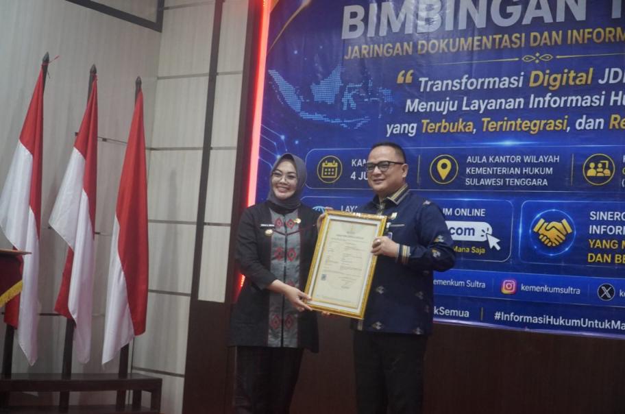 Kota Kendari meraih penghargaan JDIH terbaik Sulawesi Tenggara dan sertifikat HAKI motif tenun. Foto: Ist.