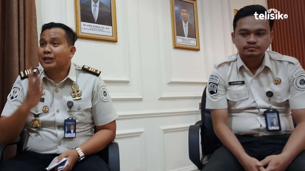 Plh Rutan Kelas II-A Kendari, Lendra Pratama Kastian (kiri), dan Dokter Umum Klinik Rutan Kelas II-A, dr. Rachmad, saat diwawancara telisik.id perihal kematian Afrisal, Rabu (3/6/2026). Foto:  Gusti Kahar/Telisik