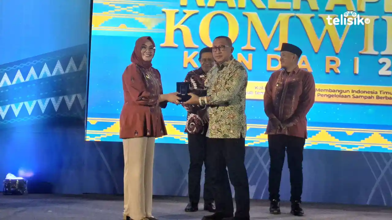 Wali Kota Kendari, Siska Karina Imran, menyerahkan cenderamata kepada salah satu kepala daerah delegasi di sela-sela acara Gala Dinner Rakerwil Apeksi Komwil VI Tahun 2026 di Kota Kendari. Foto: Erni Yanti/Telisik