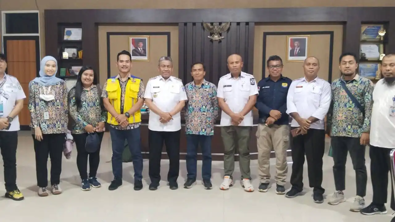 Bupati Muna, Bachrun Labuta bersama tim dari BPBPK Sultra dan Direktorat Pengembangan Kawasan Strategis Kementerian PU. Foto: Ist.