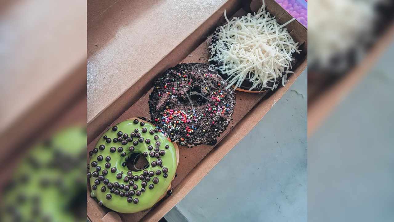 Aneka donat kekinian dengan berbagai topping menarik tersaji dalam satu kotak. Foto: Facebook Donat Lumer.