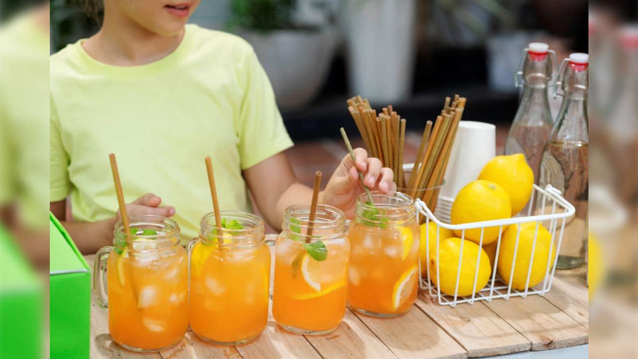 Aneka minuman segar berbahan buah disajikan di sebuah stan usaha saat kegiatan car free day (CFD). Foto: fibercreme.com