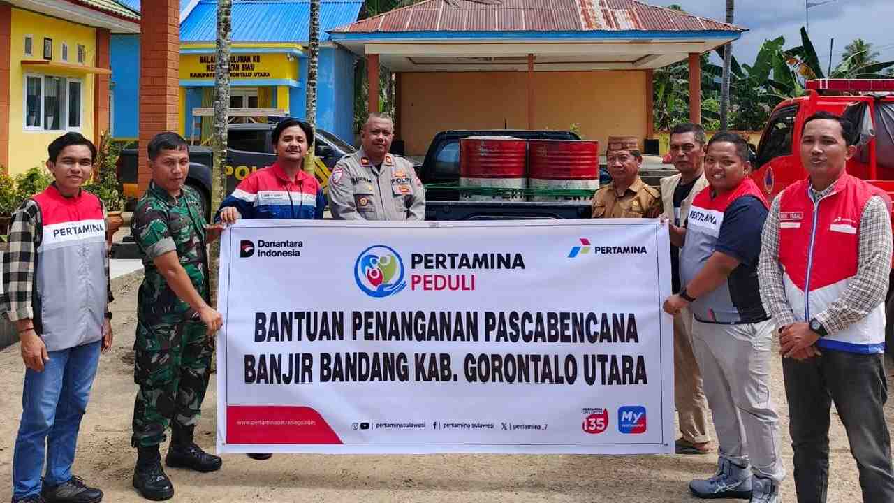 Pertamina Patra Niaga Regional Sulawesi melalui Integrated Terminal Gorontalo menyerahkan bantuan penanganan pascabencana banjir bandang di Kabupaten Gorontalo Utara. Foto: Ist.