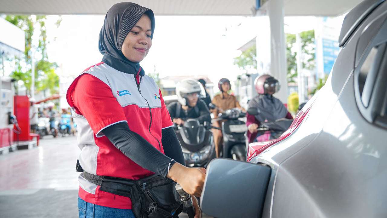 Petugas melayani pengisian bahan bakar minyak di salah satu SPBU Pertamina. Foto: Ist.