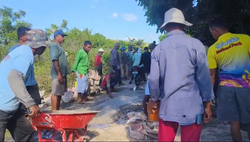 Warga dan peternak Desa Kulati Wakatobi saat bergotong royong memperbaiki jalan menuju Pantai Huntete. Foto: Ist.