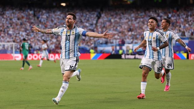 Lionel Messi saat melakukan selebrasi usai mencetak gol pertama bagi Argentina saat melawan Aljazair pada Piala Dunia FIFA 2026. Foto: Repro AFP