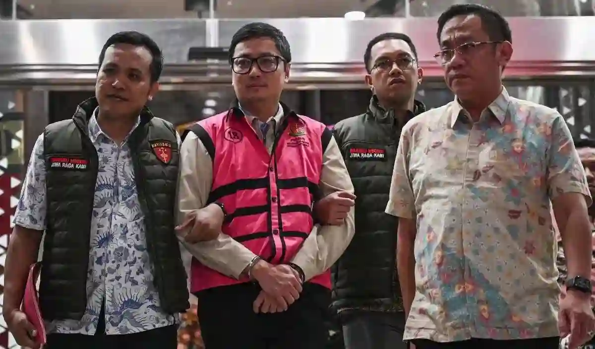 Tersangka kasus dugaan tindak pidana korupsi tata kelola program MBG, Andri Mulyono (kedua kiri), berjalan menuju mobil tahanan di Kejaksaan Agung, Jakarta. Foto: Repro Antara