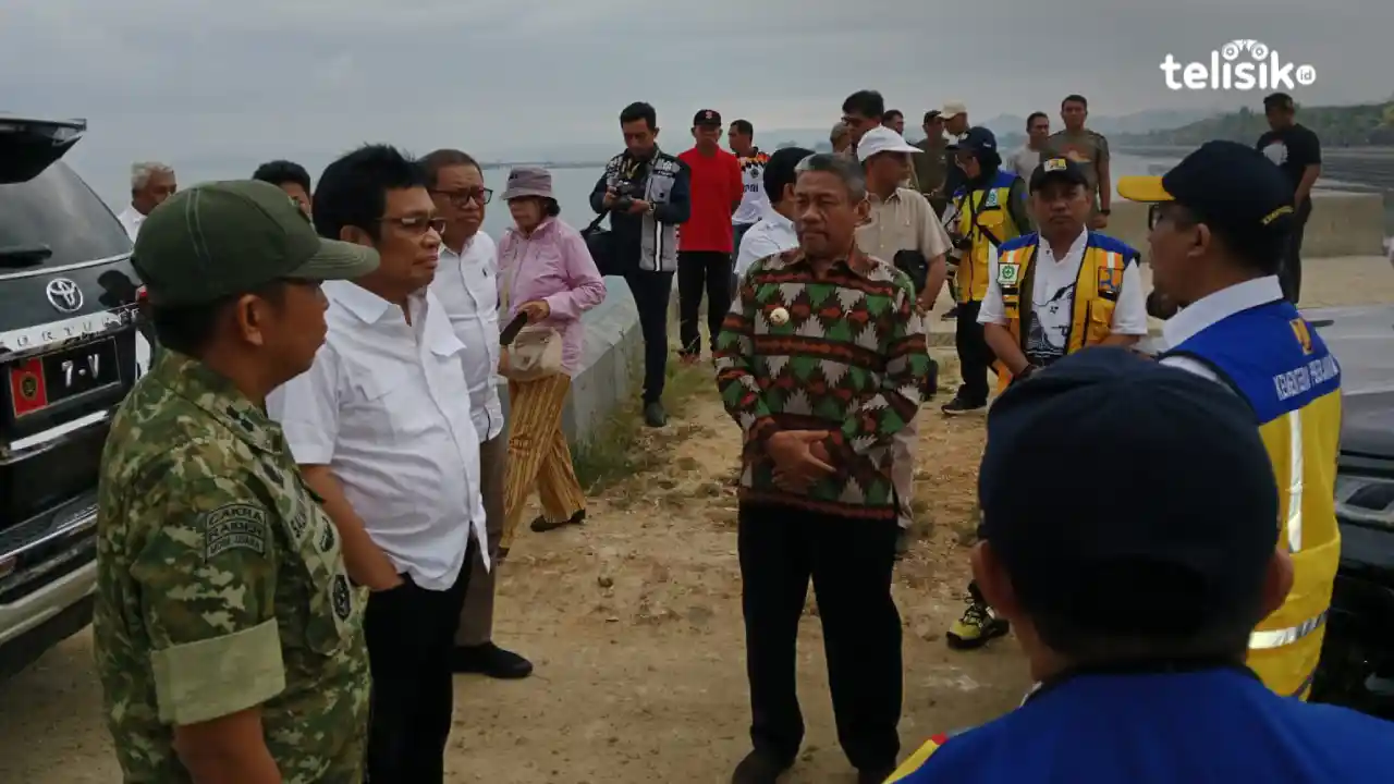 Wakil Ketua Komisi V DPR RI, Ridwan Bae bersama Bupati Muna, Bachrun Labuta, Wakil Ketua DPRD Muna, Muhamad Natsir Ido dan Kadis PUPR, Mustajab. Foto: Sunaryo/Telisik