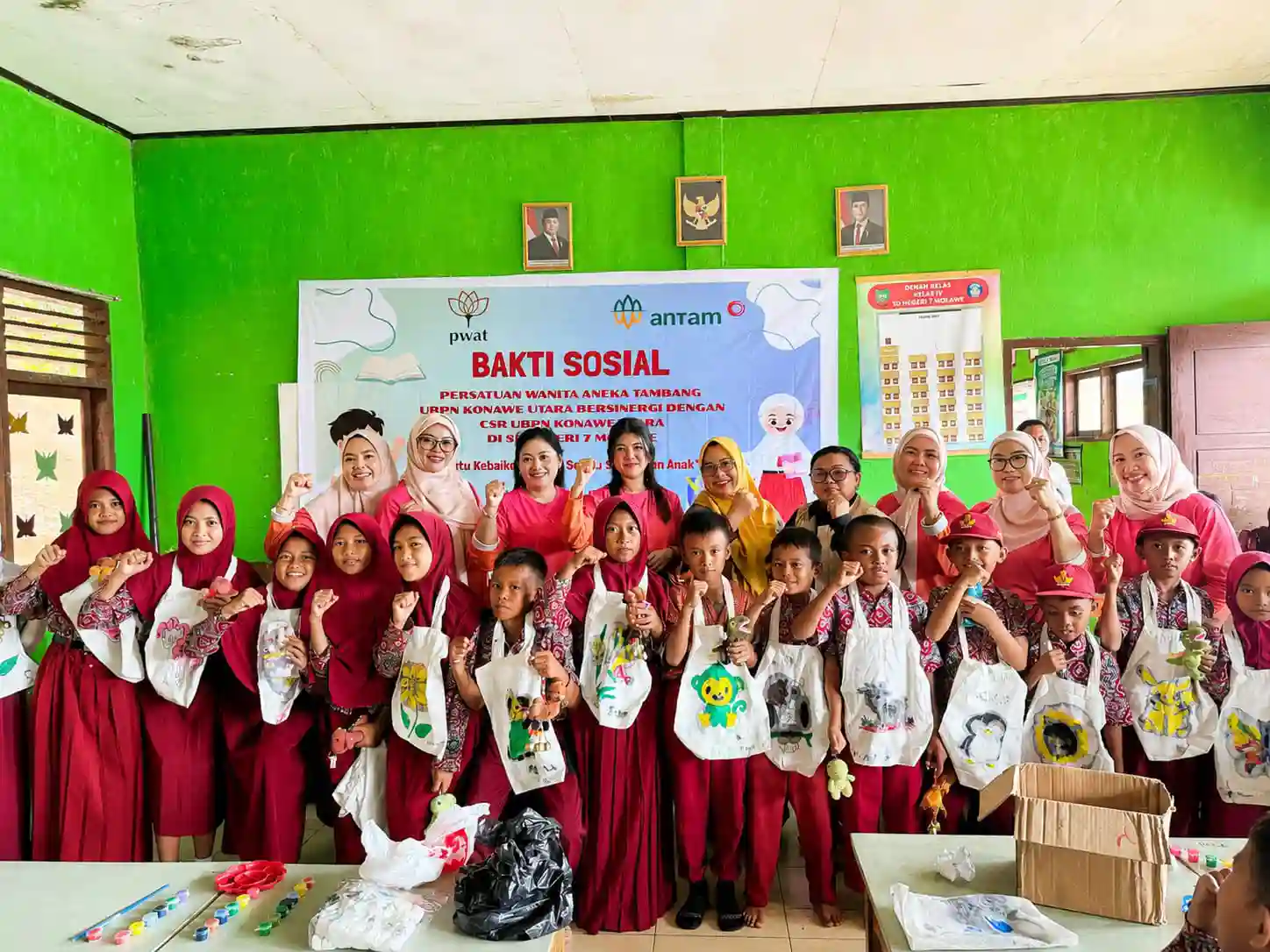 Siswa SD Negeri 7 Molawe antusias mengikuti kegiatan bakti sosial PWAT dan CSR PT ANTAM. Foto: Ist.