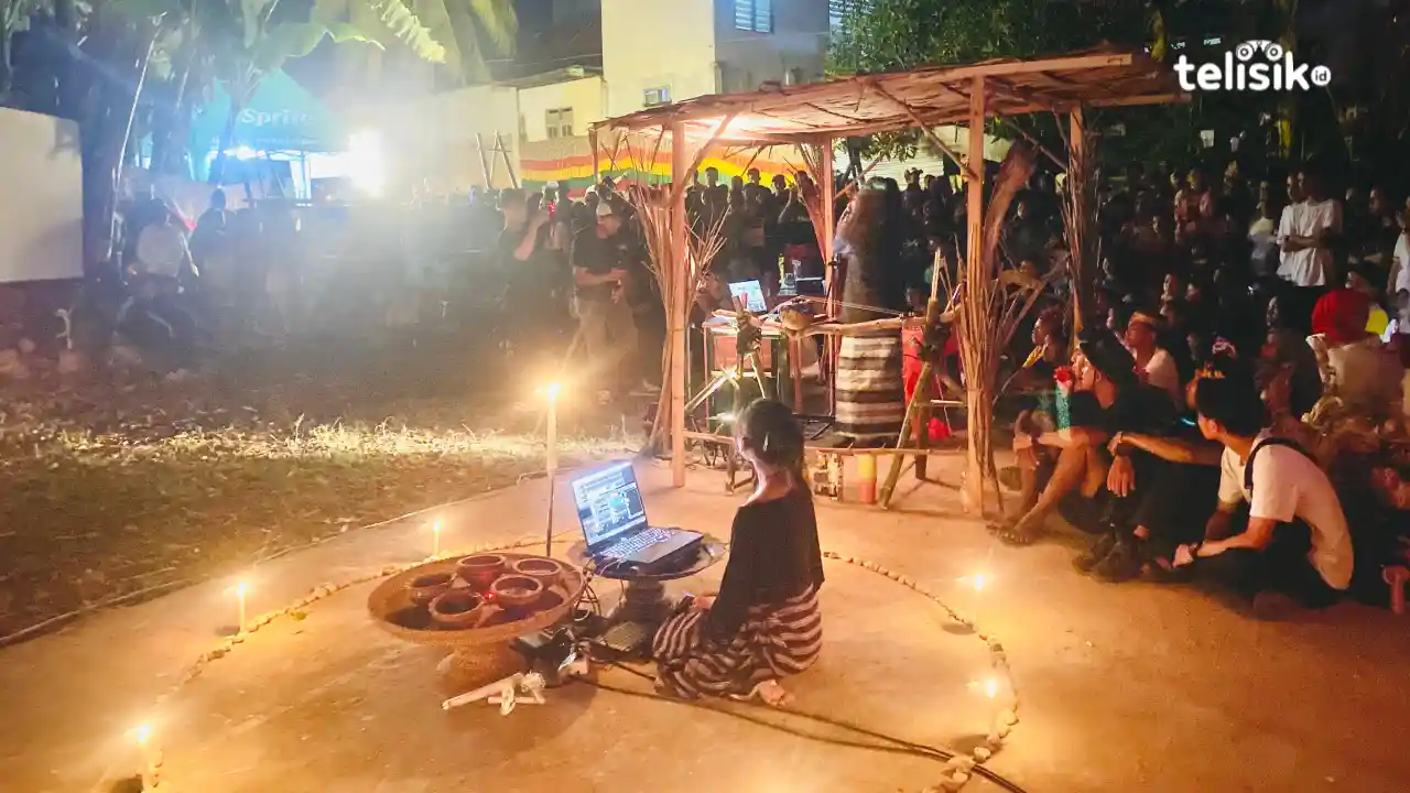Ratusan warga saat memadati lokasi saat menyaksikan karya pertunjukan kolaboratif seniman residensi Kandi Yi Sora oleh Studio Patodongi (Fadilla Umma Syam dan Mutmainnah) dari Makassar, Reno Izhar dari Manggar, Belitung Timur, dan Dianyuniastu dari Bali. 