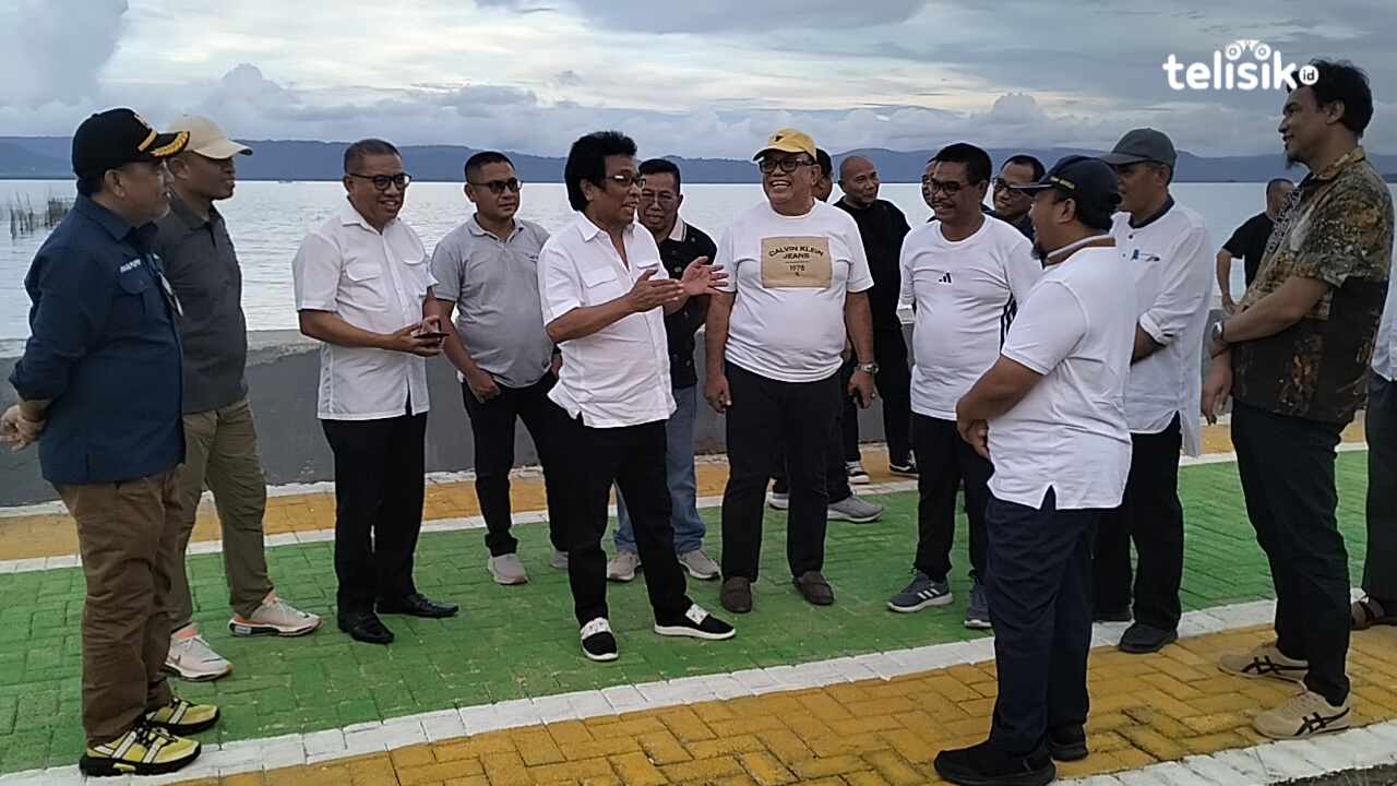 Wakil Ketua Komisi V DPR RI, Ridwan Bae  (tengah kemeja putih), perjuangkan pengaspalan jalan Mantobua-Lohia. Foto : Sunaryo/Telisik