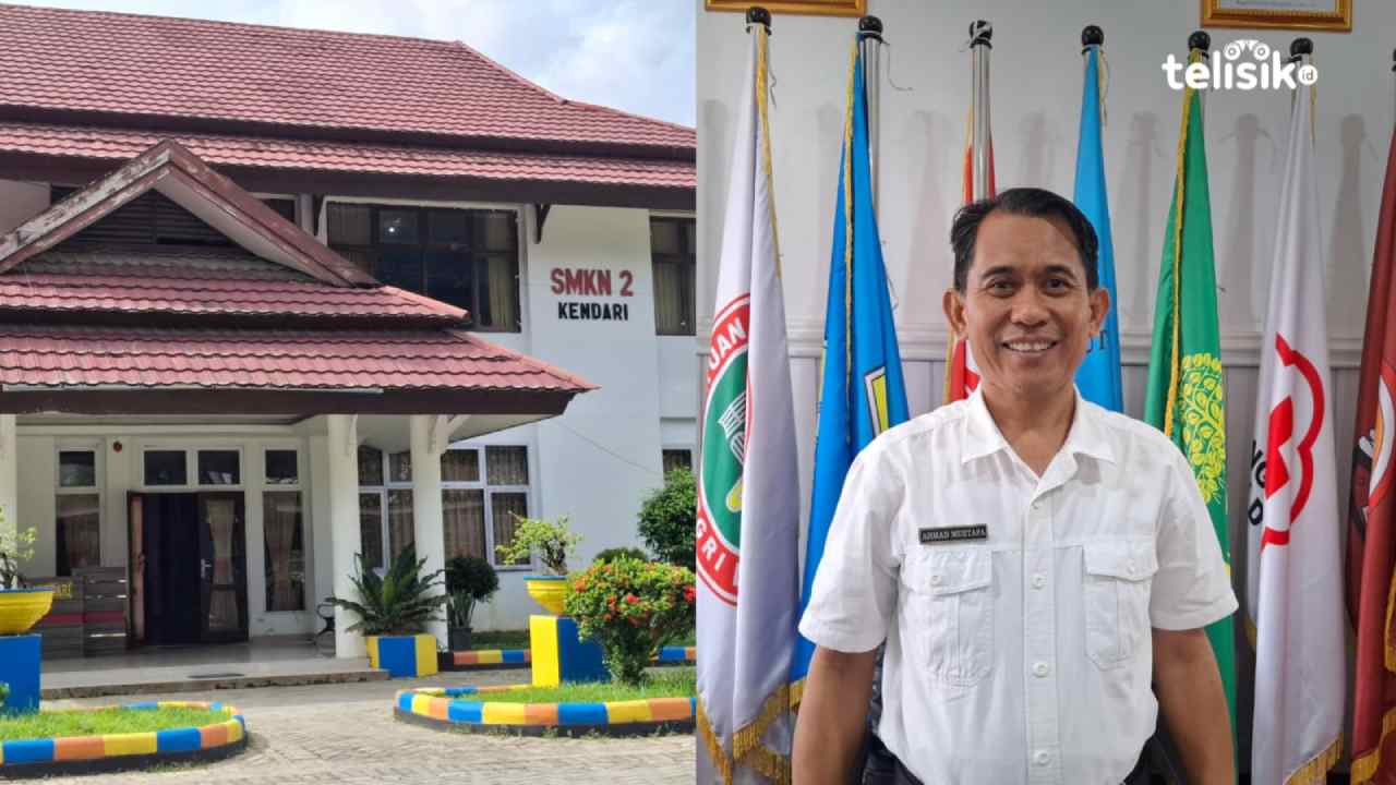 Kepala Sekolah SMK Negeri 2 Kendari, Ahmad Mustapa saat diwawancarai di sekolah. Foto: Erni Yanti/Telisik