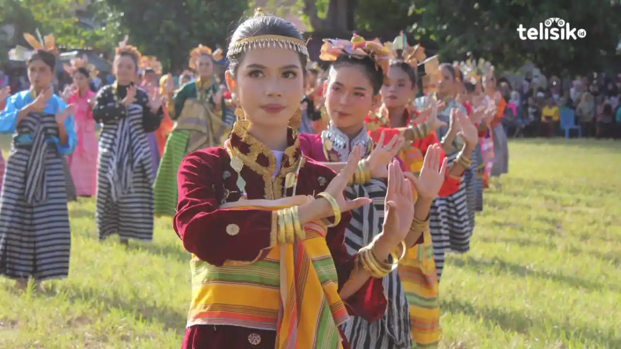 Pertunjukan tarian kolosal Linda pada pembukaan Festival Wonderful Siompu Island. Foto: Ali Iskandar Majid/Telisik