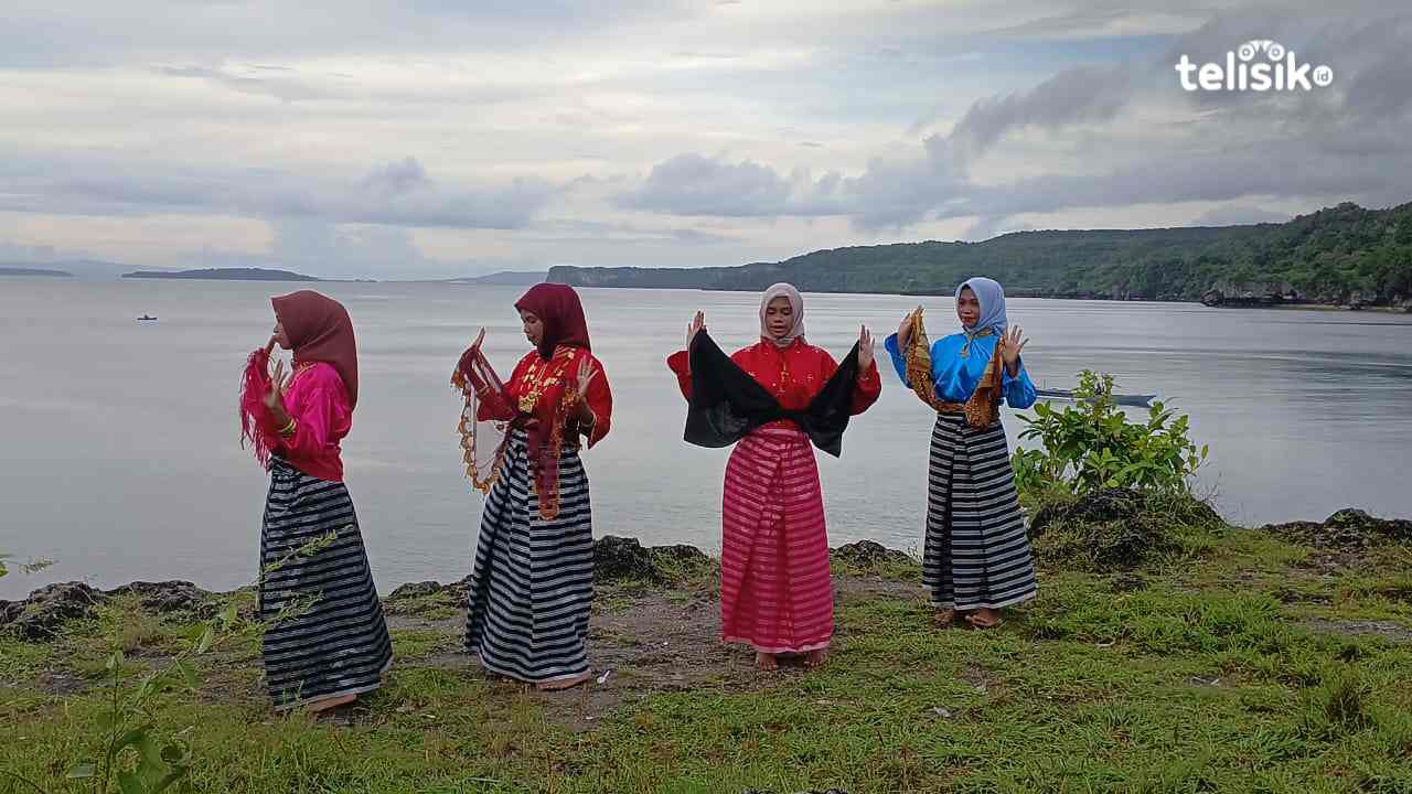 Beberapa anak perempuan sedang latihan tari linda di tebing lawakamo, Siompu Barat. Foto: Ali Iskandar Majid/Telisik