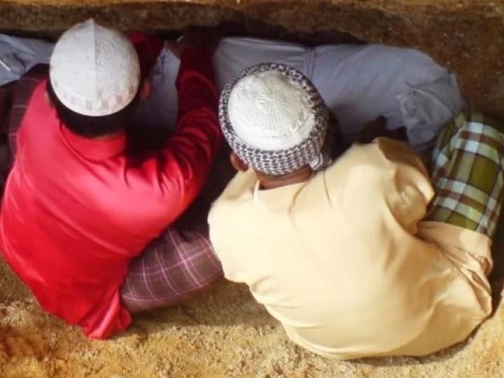 Menyimpan atau menunda terlalu lama penguburan jenazah tanpa udzur syar’i tidak dianjurkan dan dapat bertentangan dengan sunnah. Foto: Repro NU Online