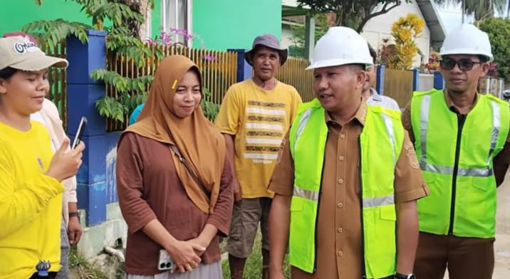 Bupati Mubar, La Ode Darwin, meninjau jalan yang akan diperbaiki menggunakan APBD. Foto : Ist.