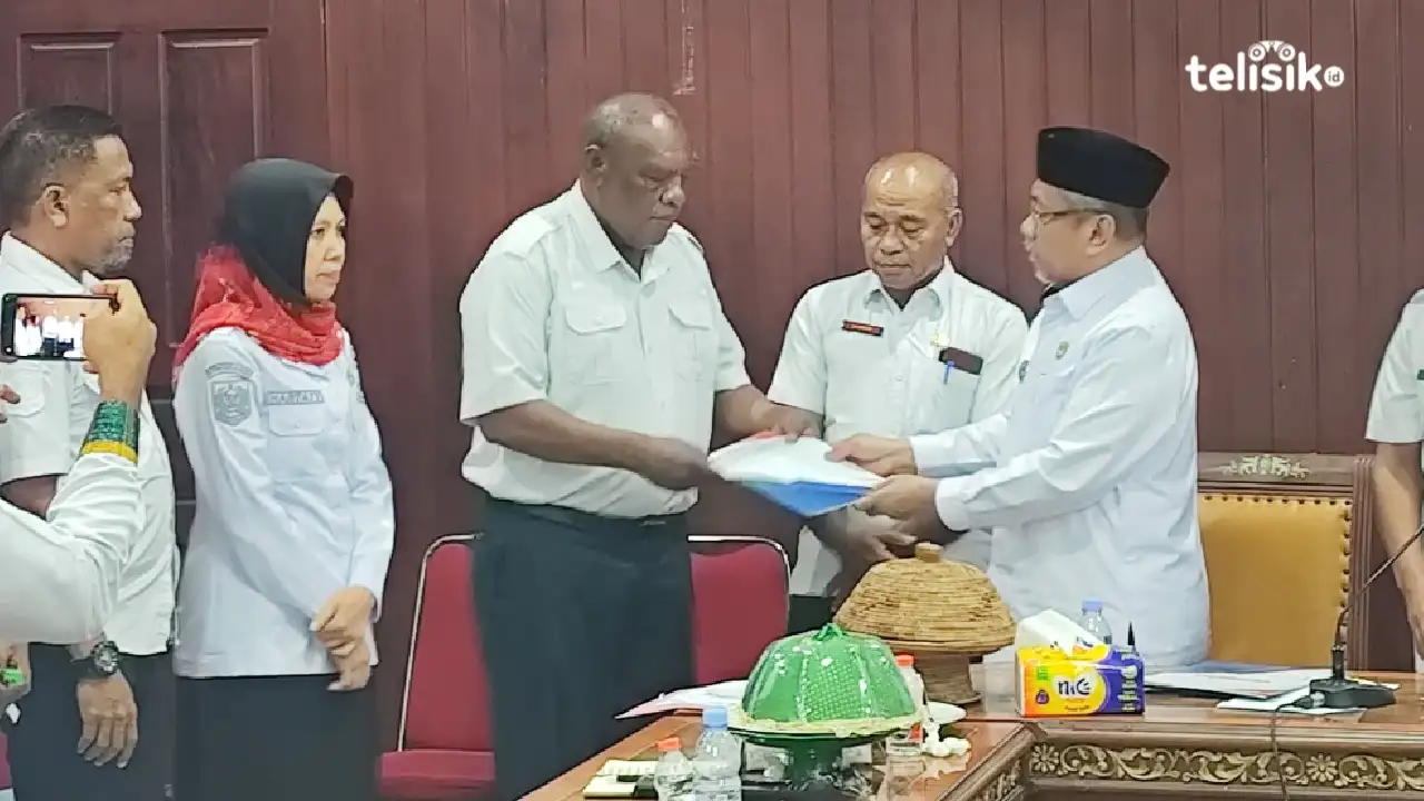 Bupati Muna, Bachrun Labuta didampingi Wabup, La Ode Asrafil Ndoasa menyerahkan SK Plt Inspektur ke Asarumada. Foto: Sunaryo/Telisik