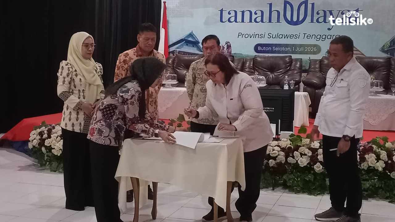 Direktur Pendayagunaan Pesisir dan Pulau-pulau Kecil KKP, Tely Dasaluti, mendatangani surat berita acara, Rabu (1/7/2026). Foto: Ali Iskandar Majid/Telisik