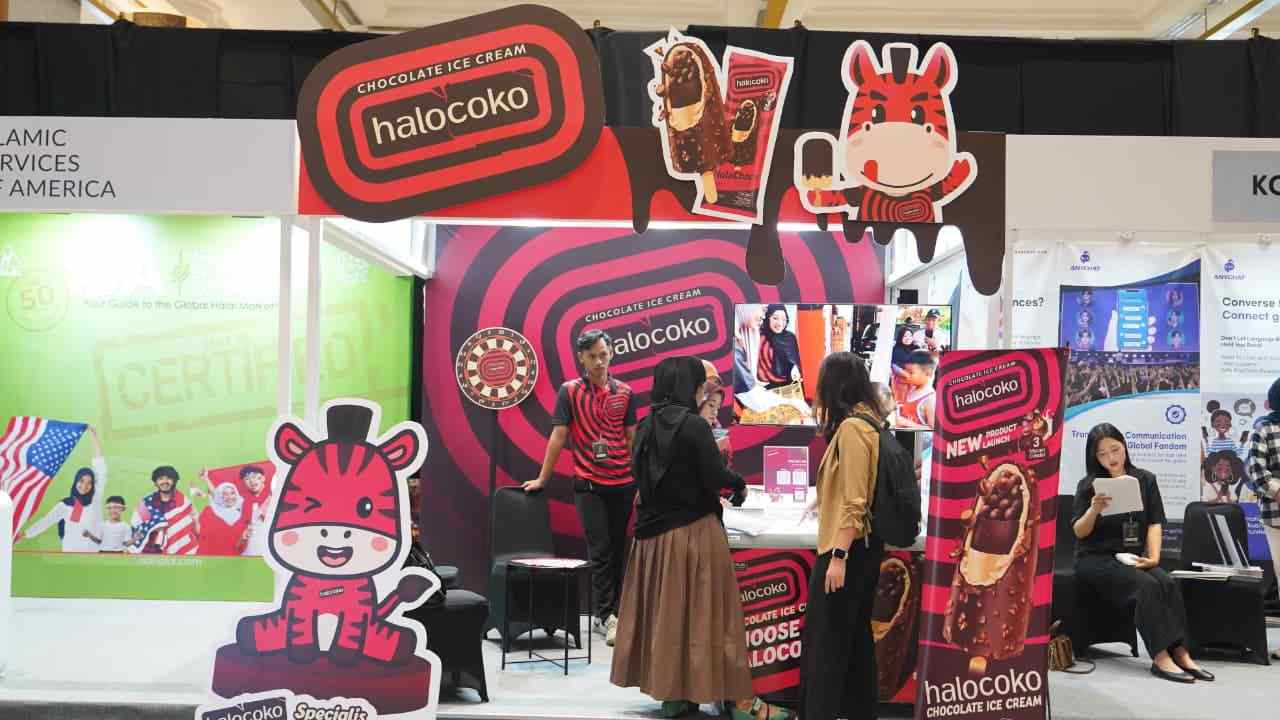 Booth Halocoko Chocolate Ice Cream saat mengikuti pameran promosi produk. Foto: bisnisjatim.id