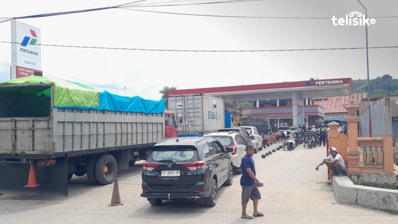 Antrean kendaraan pengisi solar bersubsidi di SPBU Teratai. Foto: La Ode Muh. Faisal/Telisik