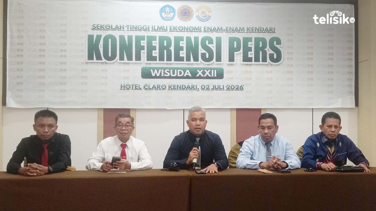 Ketua Yayasan, Ichsanuddin Akbar (paling tengah), saat memaparkan Program Magister (S2) Manajemen STIE 66 Kendari menjadi institusi berakreditasi unggul pertama di Sulawesi Tenggara, Kamis (2/7/2026). Foto: Gusti Kahar/Telisik