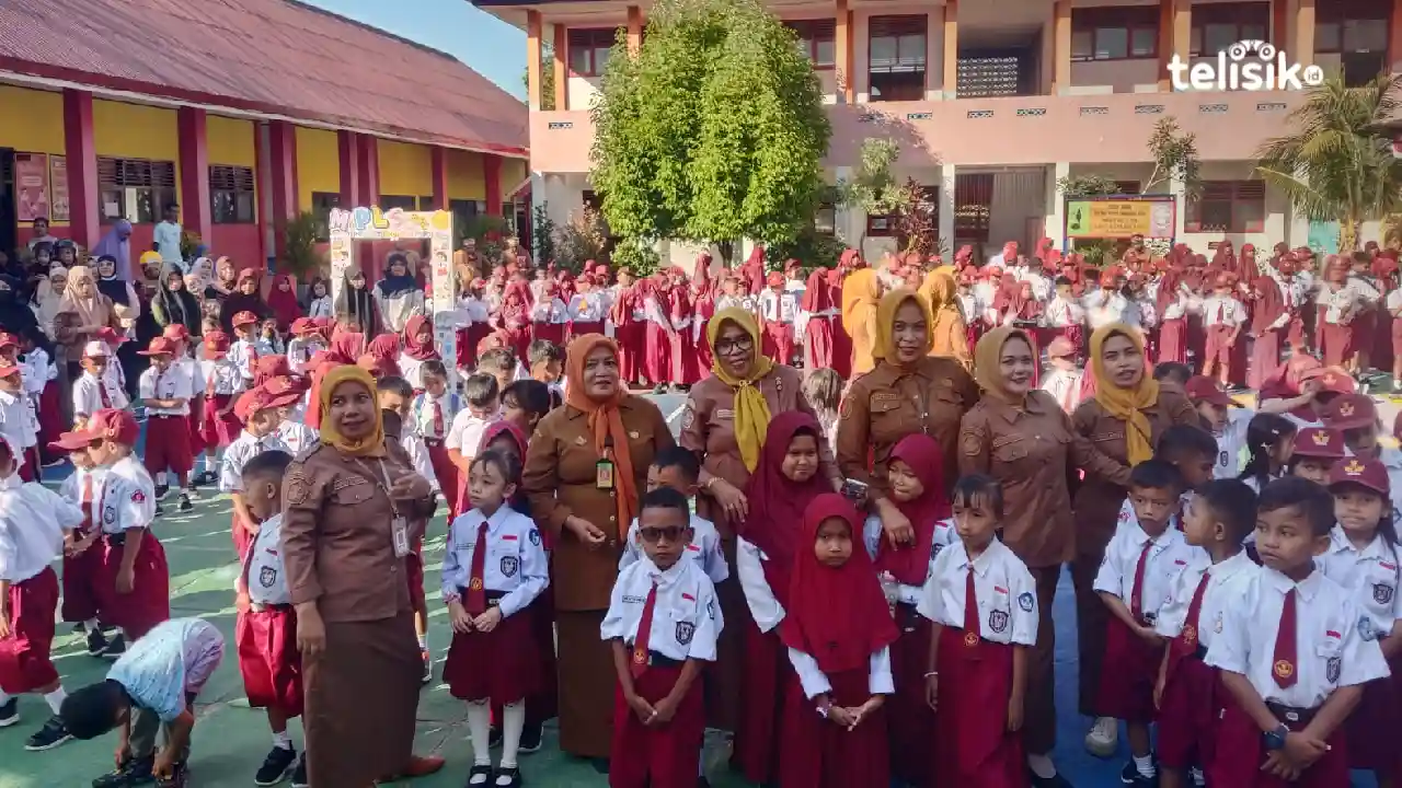 Kepala SDN 9 Katobu, Iskijah bersama murid-murid baru. Foto: Sunaryo/Telisik