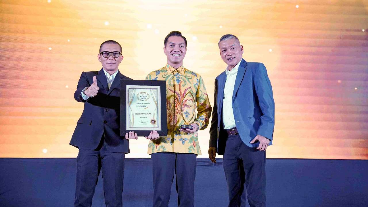 Direktur Utama Bank Sultra, Andri Permana Diputra Abubakar (tengah),  saat menerima penghargaan bergengsi dalam ajang 31st Infobank Award 2026 yang diserahkan langsung oleh Chairman Infobank Media Group, Eko B. Supriyanto (kanan), di The St. Regis Hotel, 