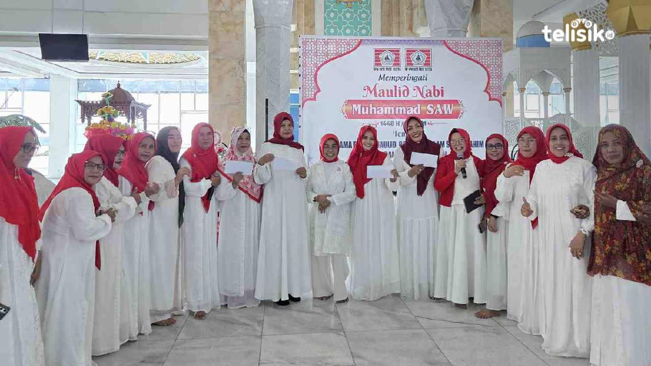 Ketua Majelis Taklim BPW KKSS Sultra, Harmawati (tengah), bersama warga KKSS usai peringatan Maulid Nabi Muhammad SAW 1448 Hijriah/2026 Masehi di Masjid Al-Alam Kendari, Sabtu (29/8/2026). Foto: Ana Pratiwi/Telisik
