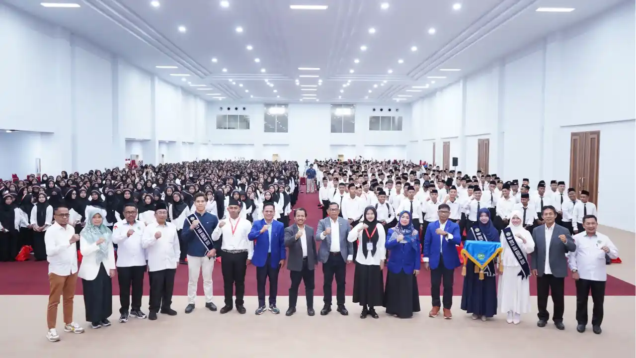 Rektor UIN Kendari, Prof. Dr. H. Husain Insawan, M.Ag., bersama jajaran pimpinan dan mahasiswa baru usai pembukaan PBAK 2026 di UIN Kendari, Selasa (18/8/2026). Sebanyak 1.137 mahasiswa baru mengikuti PBAK yang berlangsung selama empat hari. Foto: Ibnu Si