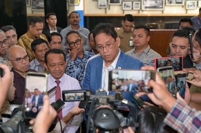 Menteri Keuangan Purbaya Yudhi Sadewa menyampaikan keterangan kepada wartawan didampingi Menteri ESDM Bahlil Lahadalia terkait kebijakan BBM bersubsidi. Foto: Instagram@menkeuri
