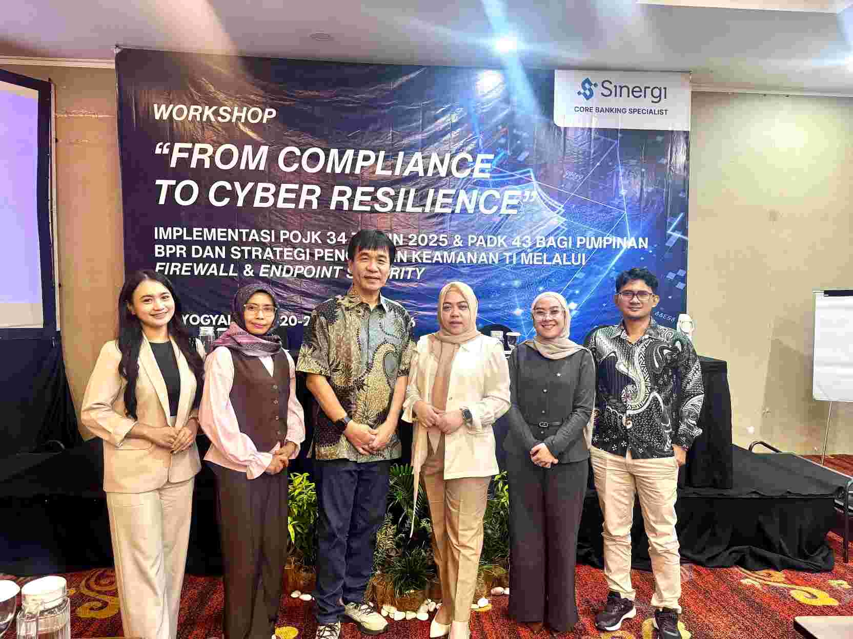 Direktur Utama BPR Bahteramas Kendari, Suryaningsih (tengah baju putih), bersama jajaran BPR Bahteramas Kendari berfoto bersama usai mengikuti workshop From Compliance to Cyber Resilience di Yogyakarta, Kamis (20/8/2026). Foto: Ist.