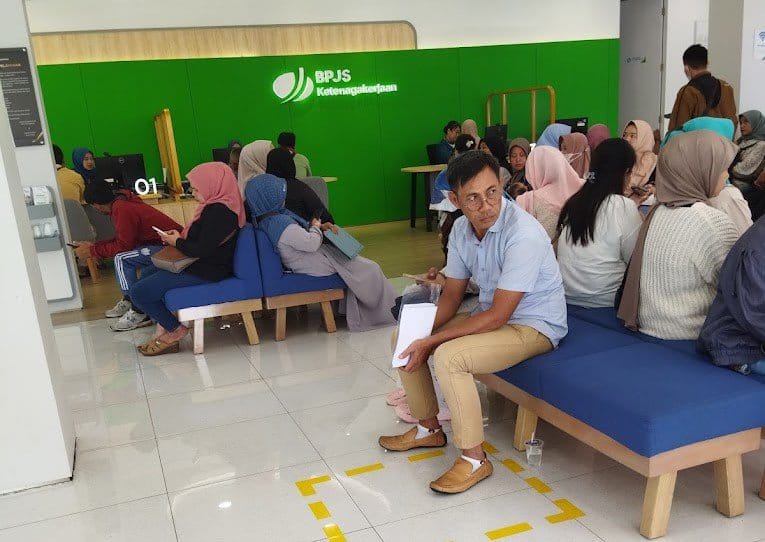 Saldo JHT BPJS Ketenagakerjaan dapat dicairkan tanpa resign pada 2026, asalkan peserta memenuhi syarat kepesertaan. Foto: Repro BPJS Ketenagakerjaan