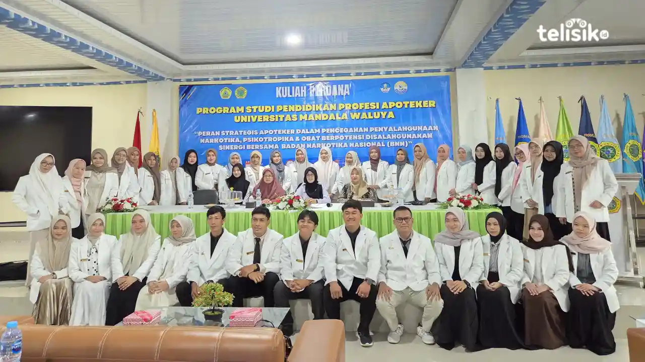 Mahasiswa baru Program Studi Pendidikan Profesi Apoteker UMW bersama narasumber dari BNNP Sultra dan jajaran pimpinan fakultas usai kuliah perdana di Auditorium OSCE Center. Foto: Ana Pratiwi/Telisik