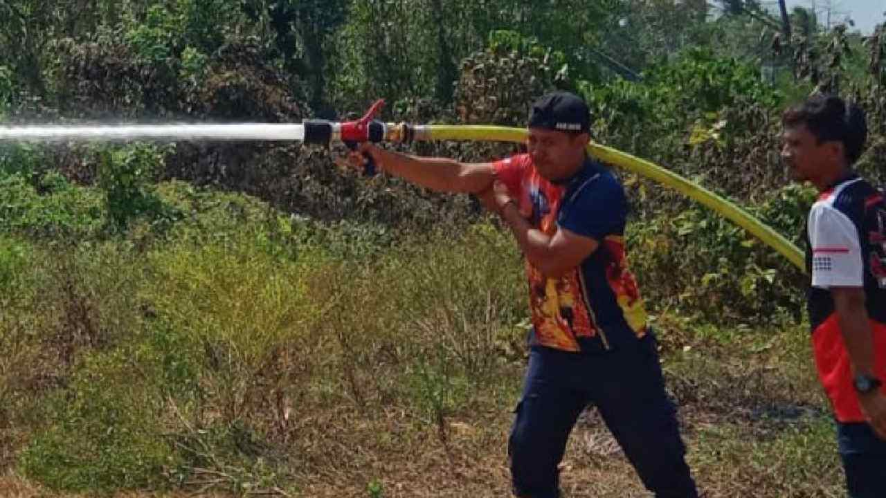 Petugas Damkar Kabupaten Muna memadamkan api di lahan masyarakat. Foto : Ist.