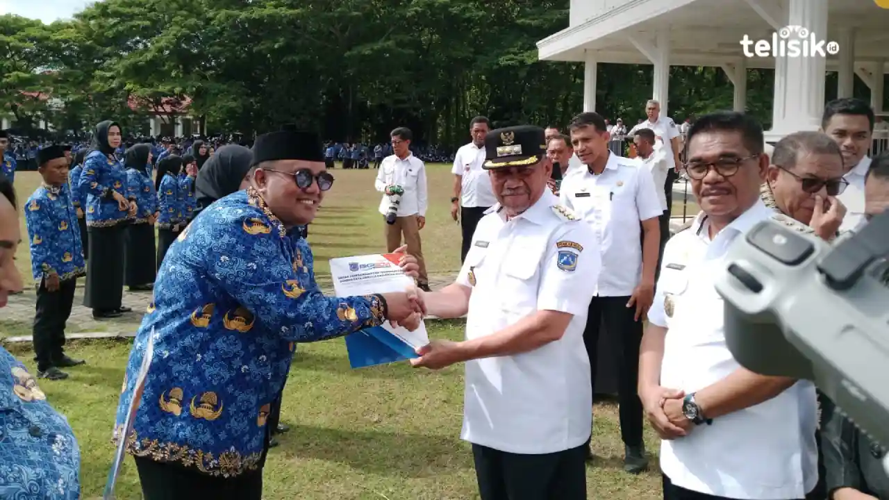 Bupati Muna, Bachrun Labuta bersama Wabup, La Ode Asrafil Ndoasa saat menyerahkan SK PPPK Paruh Waktu. Foto: Sunaryo/Telisik