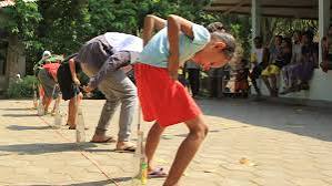Anak-anak mengikuti lomba memasukkan paku ke botol pada 17 Agustus. Foto: Repro liputan6.com
