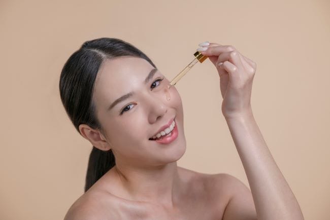 Ilustrasi penggunaan serum retinol sebagai bagian dari perawatan kulit untuk membantu menjaga kulit tetap sehat, cerah, dan tampak awet muda. Foto: Alodokter