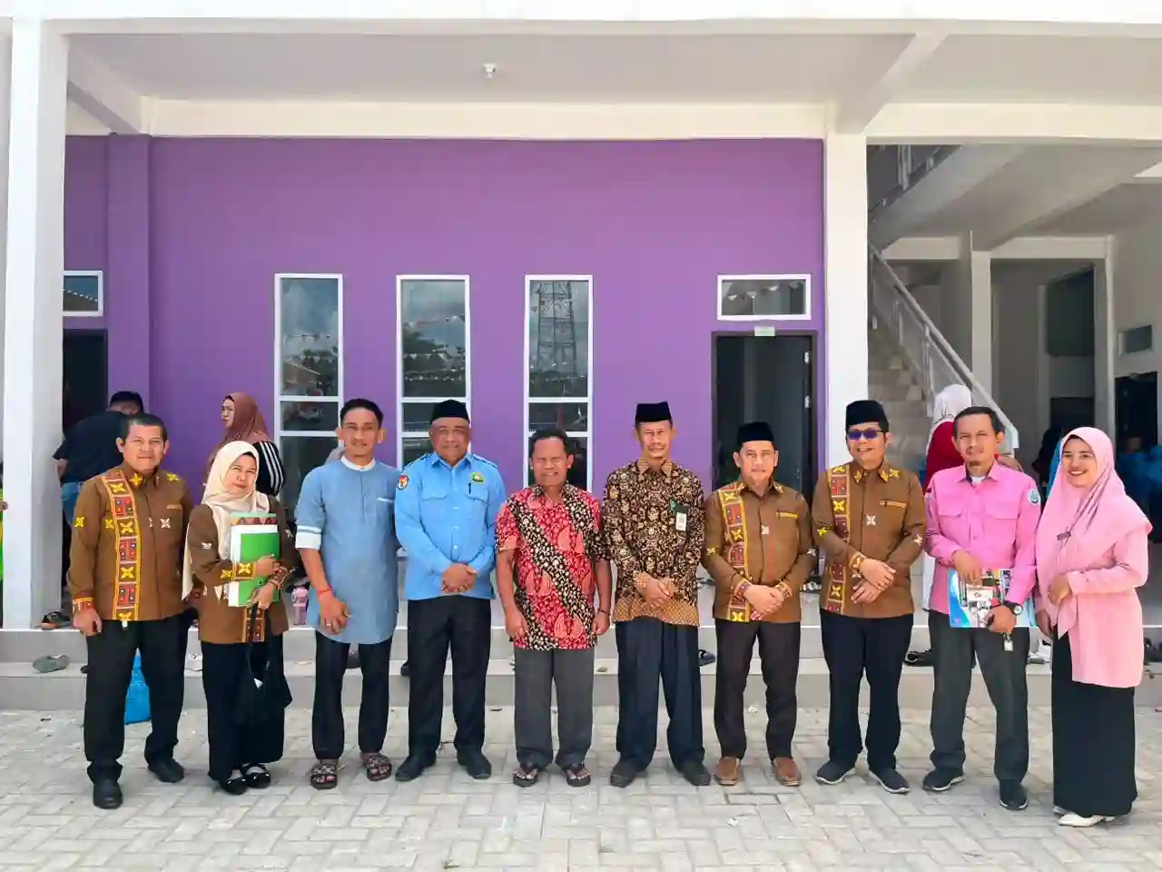 Kemenag Konawe bersama jajaran Yayasan Ummusshabri berfoto bersama usai pelaksanaan visitasi dan verifikasi lapangan pendirian RA dan MI Ummusshabri Konawe. Foto: Humas Ummusshabri