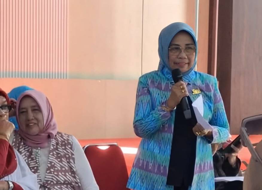 Plt. Ketua IWSS Sultra, Apt. Dra. Hj. Harmawati, saat memberikan penjelasan saat technical meeting bersama peserta lomba di Aula Dikbud Sultra, Kamis (20/8/2026). Foto: Ist.