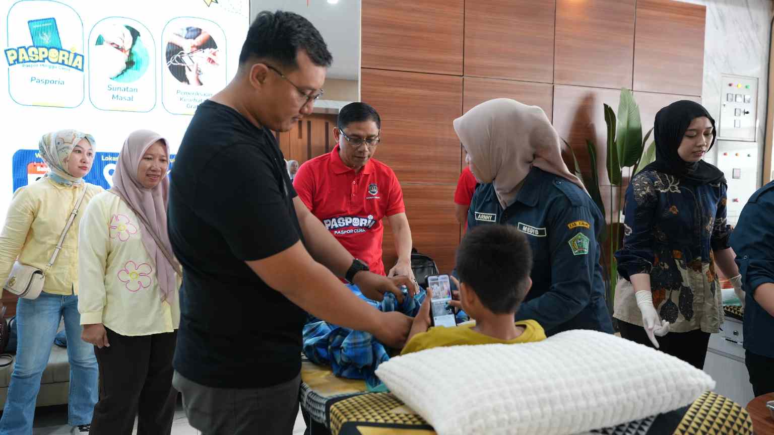 Petugas medis memberikan layanan dalam kegiatan bakti sosial berupa sunatan massal yang digelar Imigrasi Kendari bersama Pemda Konawe dan BPR Bahteramas Konawe di Kecamatan Unaaha. Foto: Ist.